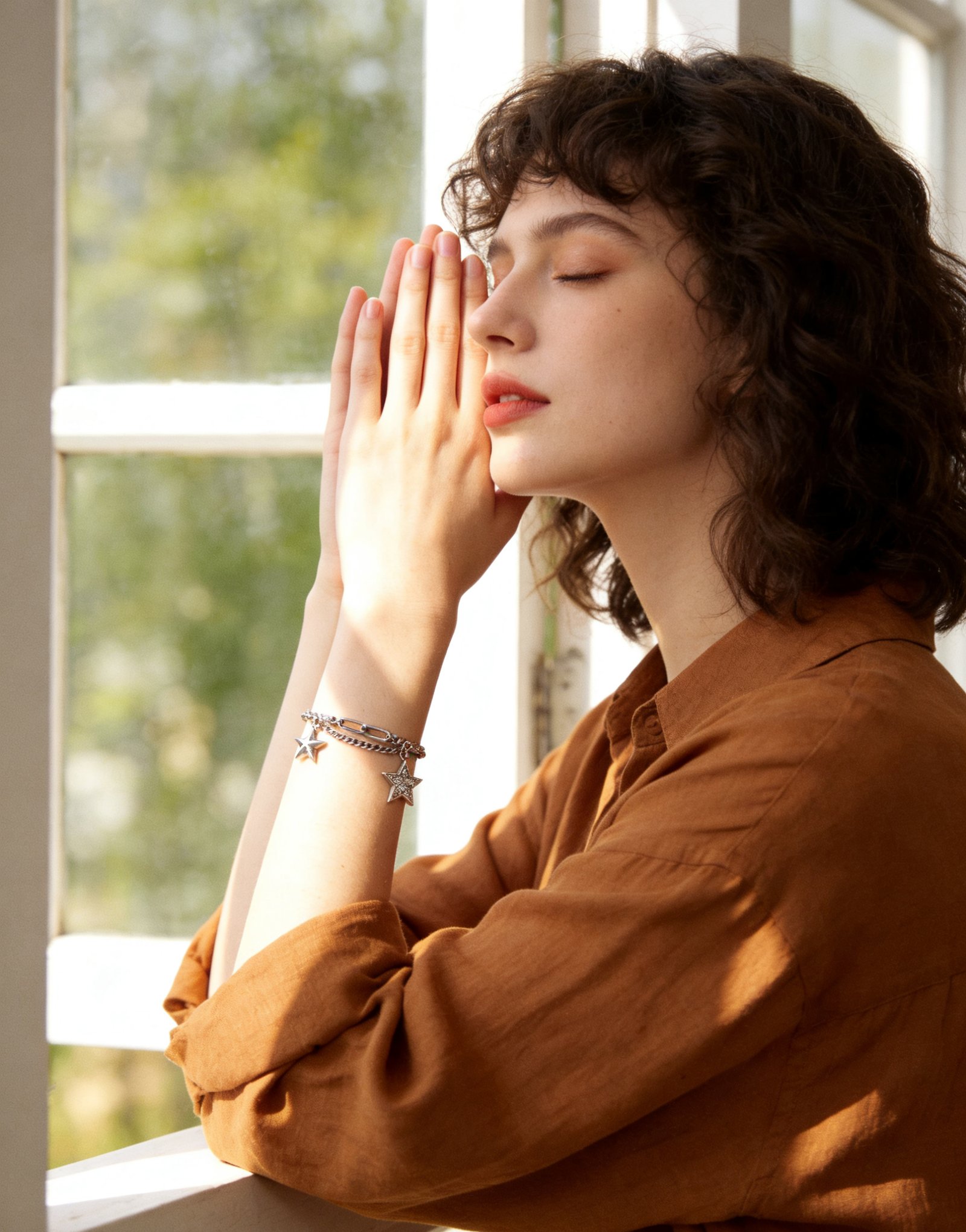 Woman wearing a vintage star silver bracelet on her wrist, showcasing the retro double chain design with polished and oxidized star charms, hypoallergenic 925 sterling silver jewelry for everyday layering.
