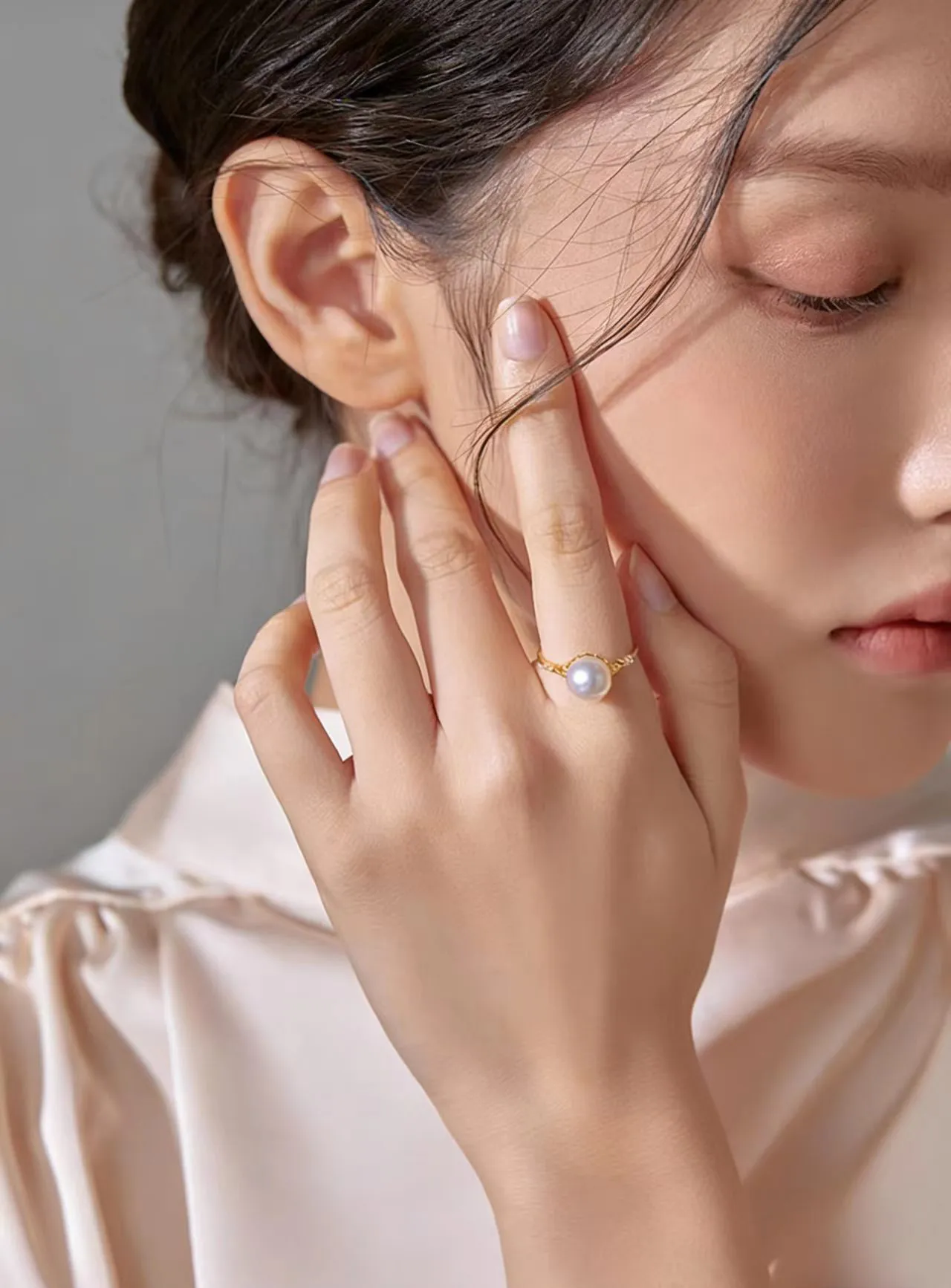 Model Wearing 18K Gold Akoya Pearl Ring, Elegant Ladies’ High-End Pearl Ring