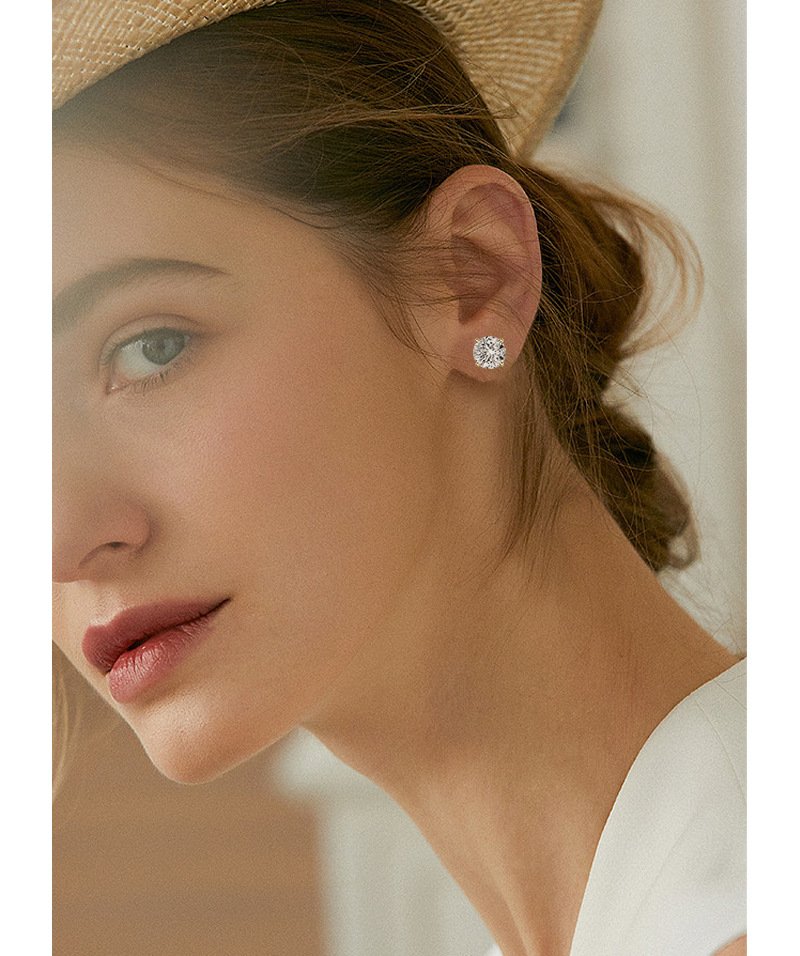 symara-four-prong-petal-studs-model-side-view-vvs1-clarity-model-image-3 symara-four-prong-petal-studs-model-side-view-vvs1-clarity