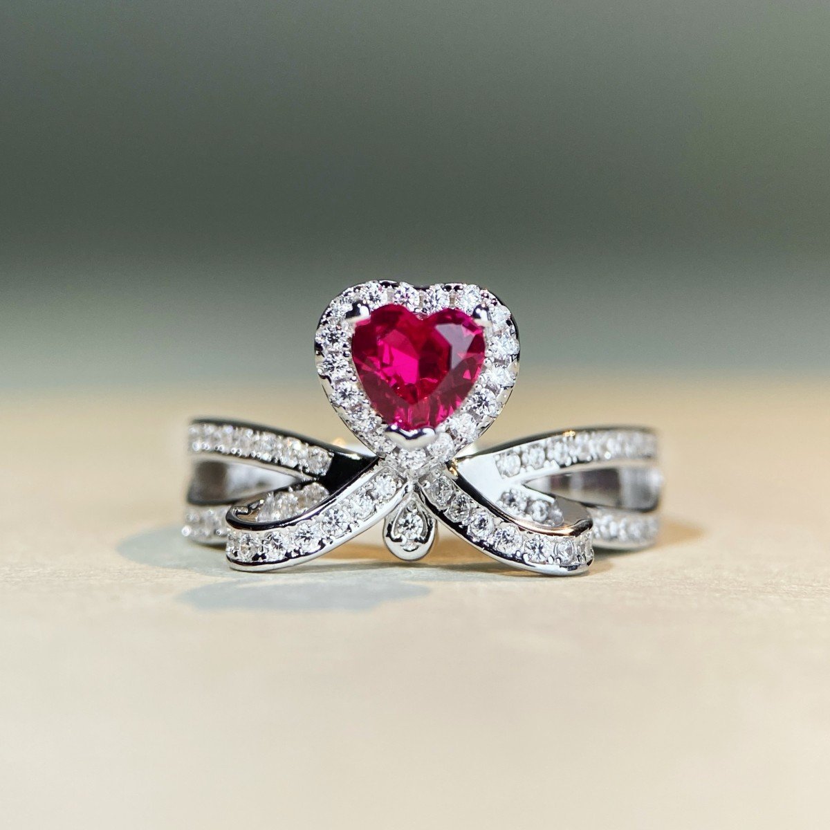 Minimalist heart-shaped moissanite ring in S925 sterling silver for women