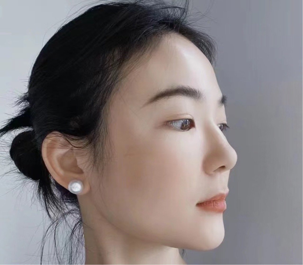 model-bride-wearing-12mm-pearl-studs-wedding-symara Bride wearing 12mm luxury freshwater pearl stud earrings for wedding day SYMARA