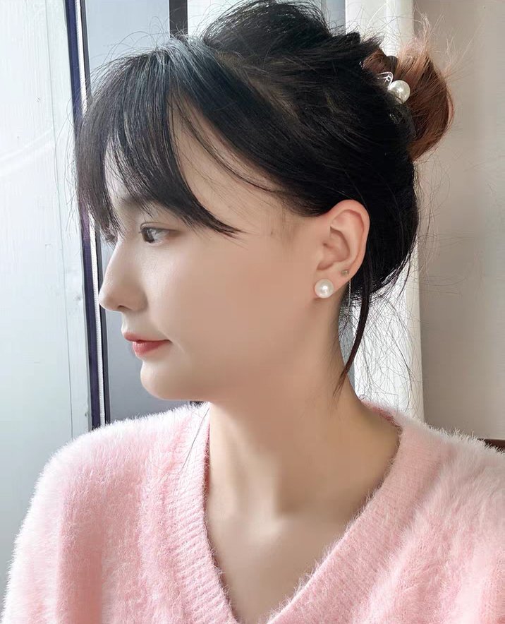 model-wearing-10mm-pearl-stud-earrings-party-look-symara Woman wearing 10mm freshwater pearl stud earrings for party fashion SYMARA