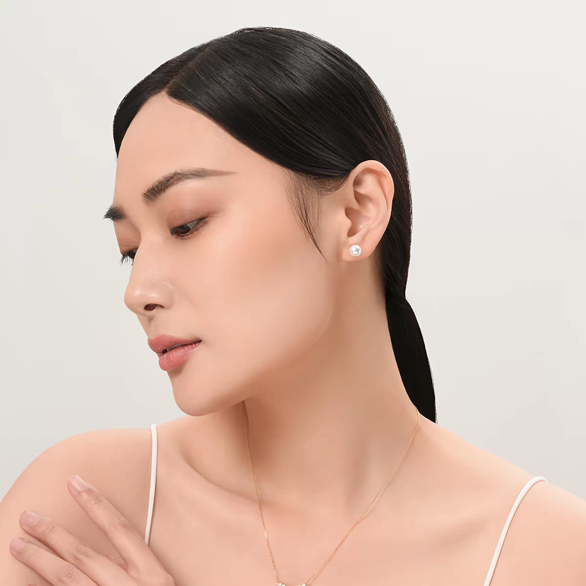 model-wearing-8mm-classic-pearl-studs-daily Woman wearing 8mm classic freshwater pearl studs for casual daily and office wear