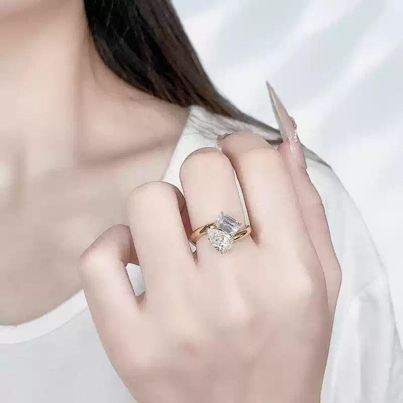 symara-toi-et-moi-ring-on-hand Woman wearing toi et moi diamond ring daily casual wearing look