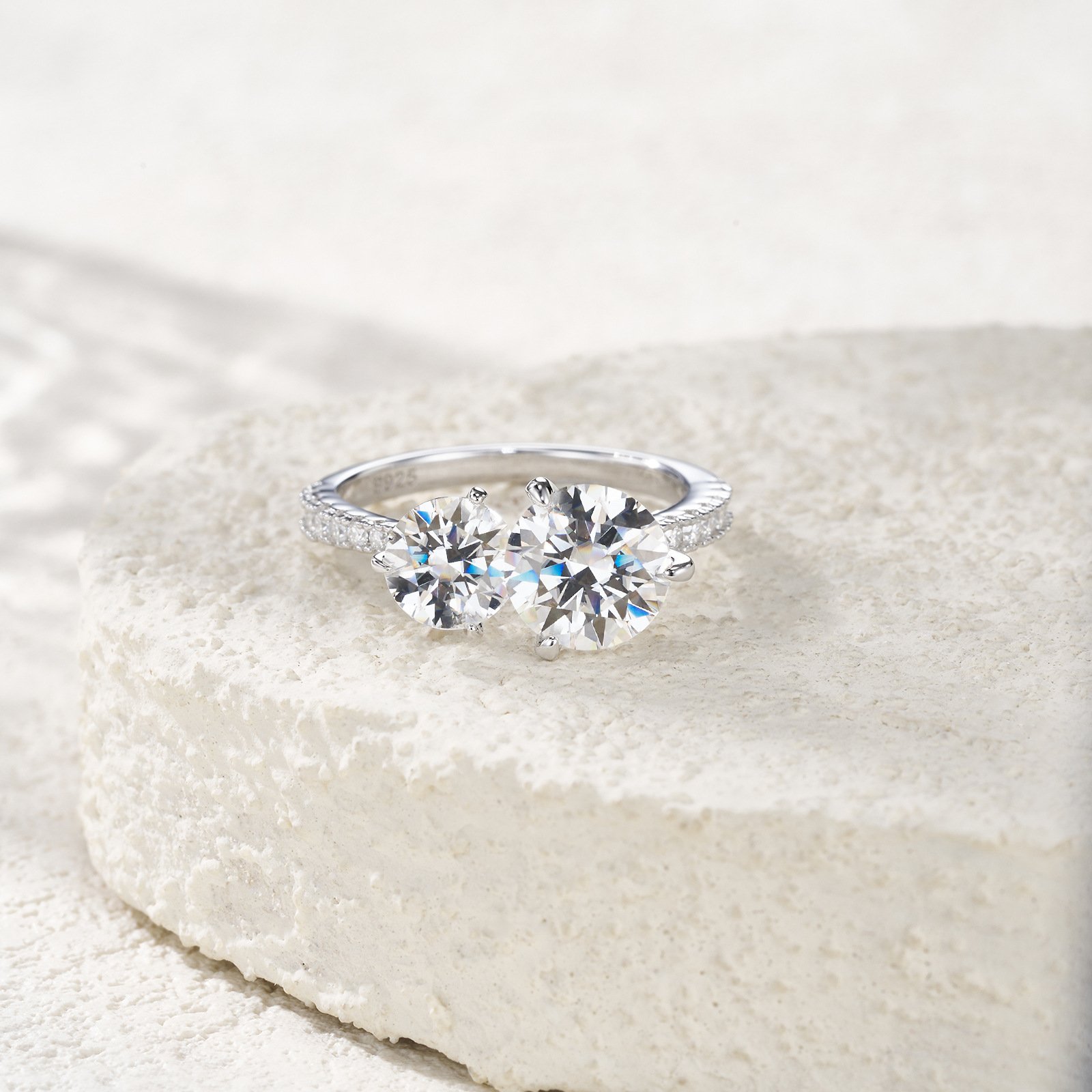 Close-up round cut moissanite stone detail on toi et moi ring