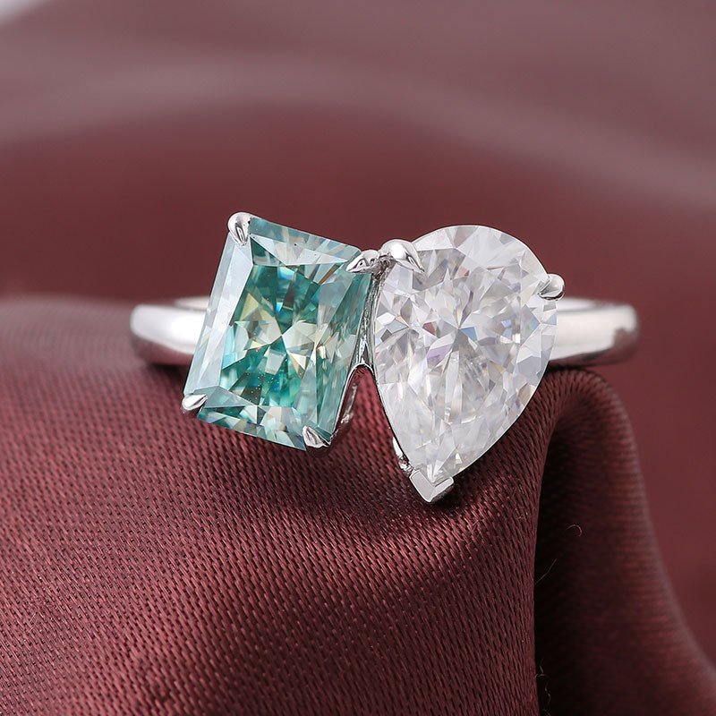 toi-et-moi-ring-side-view-d-vvs-moissanite Custom metal band detail of toi et moi ring, available in gold and platinum