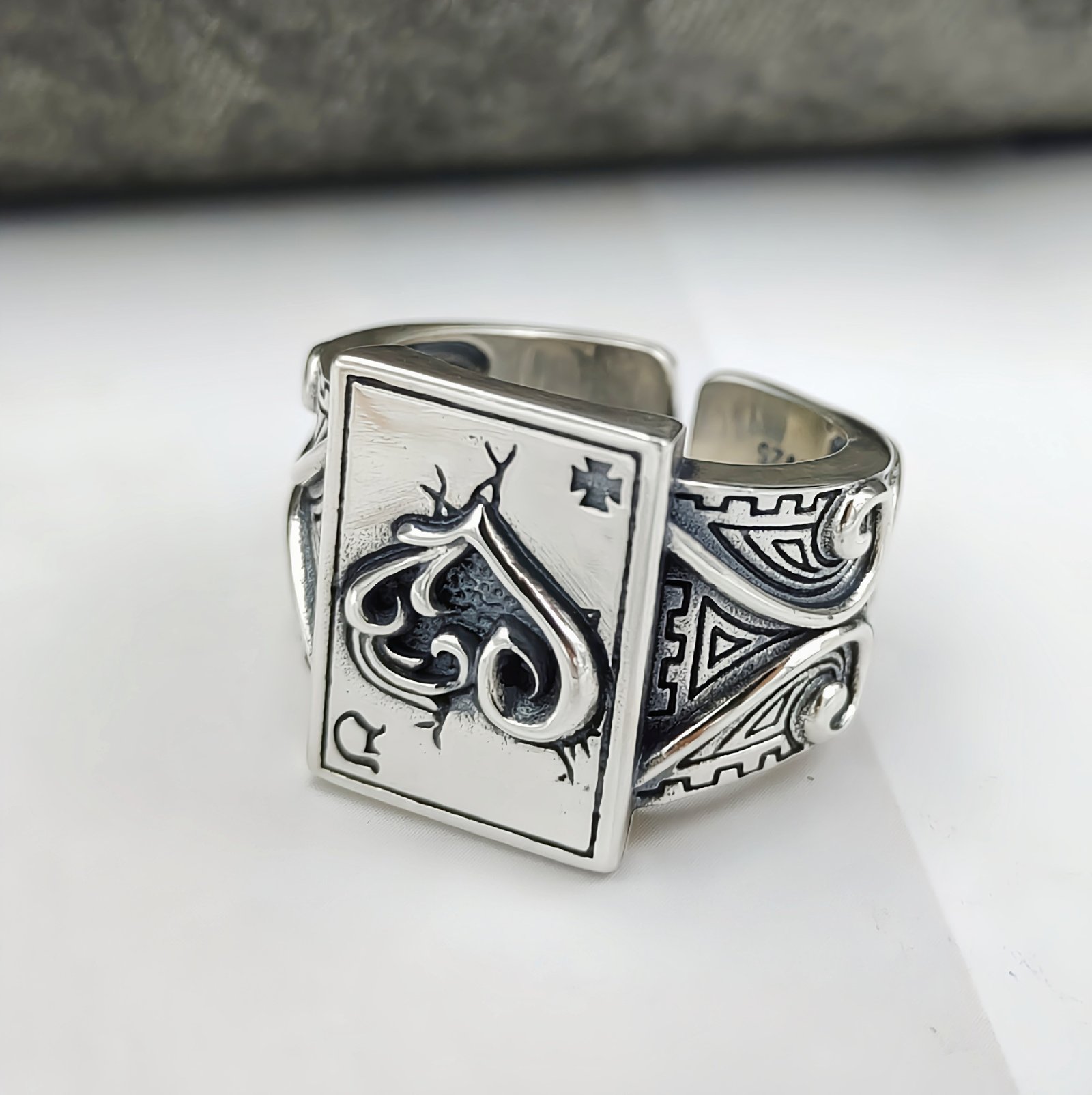 vintage-heart-ring-art-deco-detail Men's vintage heart ring in S925 sterling silver with ace of hearts design.
