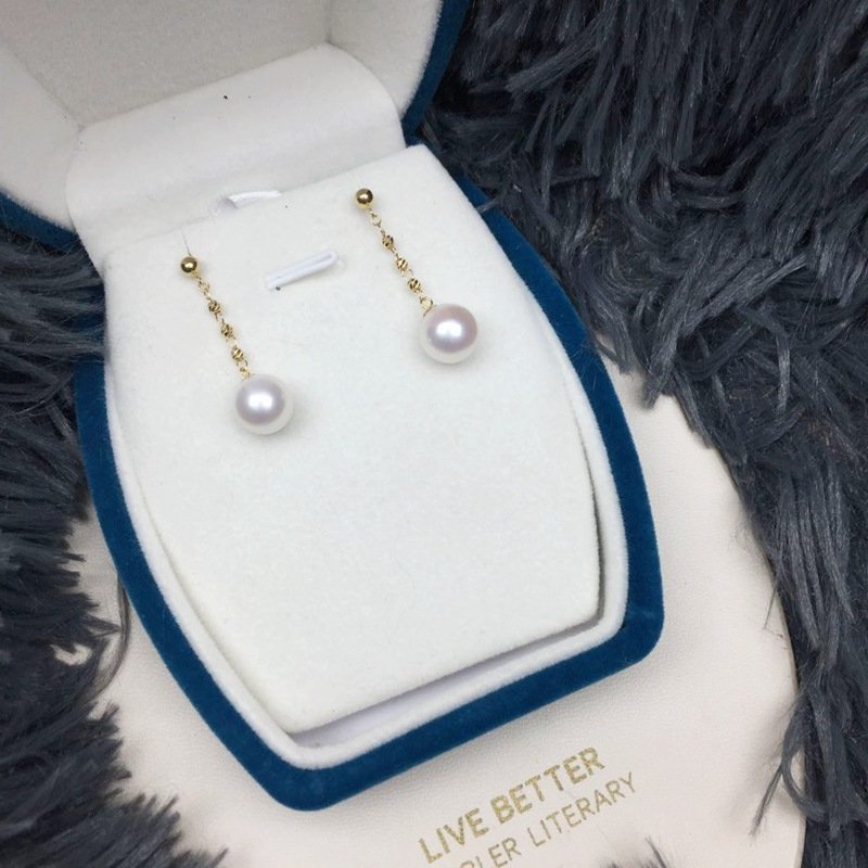 Closeup of 7.5-8.5mm flawless high luster freshwater pearl with 18K gold chain