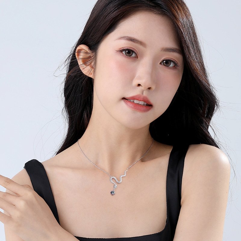 Daily wearing look of 925 silver snake O-link necklace