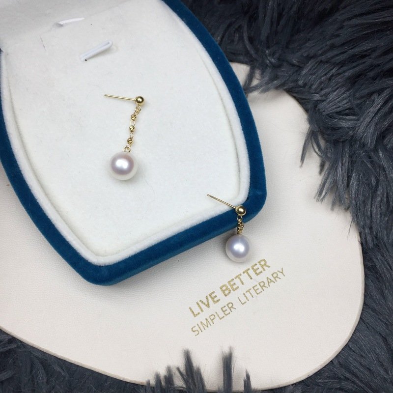 closeup-7-5-8-5mm-high-luster-pearl-18k-gold Detail of 18K gold threader chain with faceted beads on pearl earrings