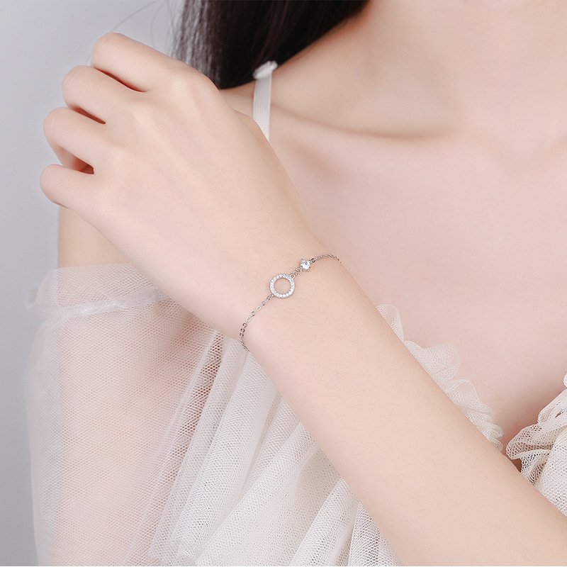 love-gravity-single-wear-bracelet-white-gold-grandma-granddaughter Single Love Gravity white gold plated bracelet for grandmother and granddaughter, minimalist circle design
