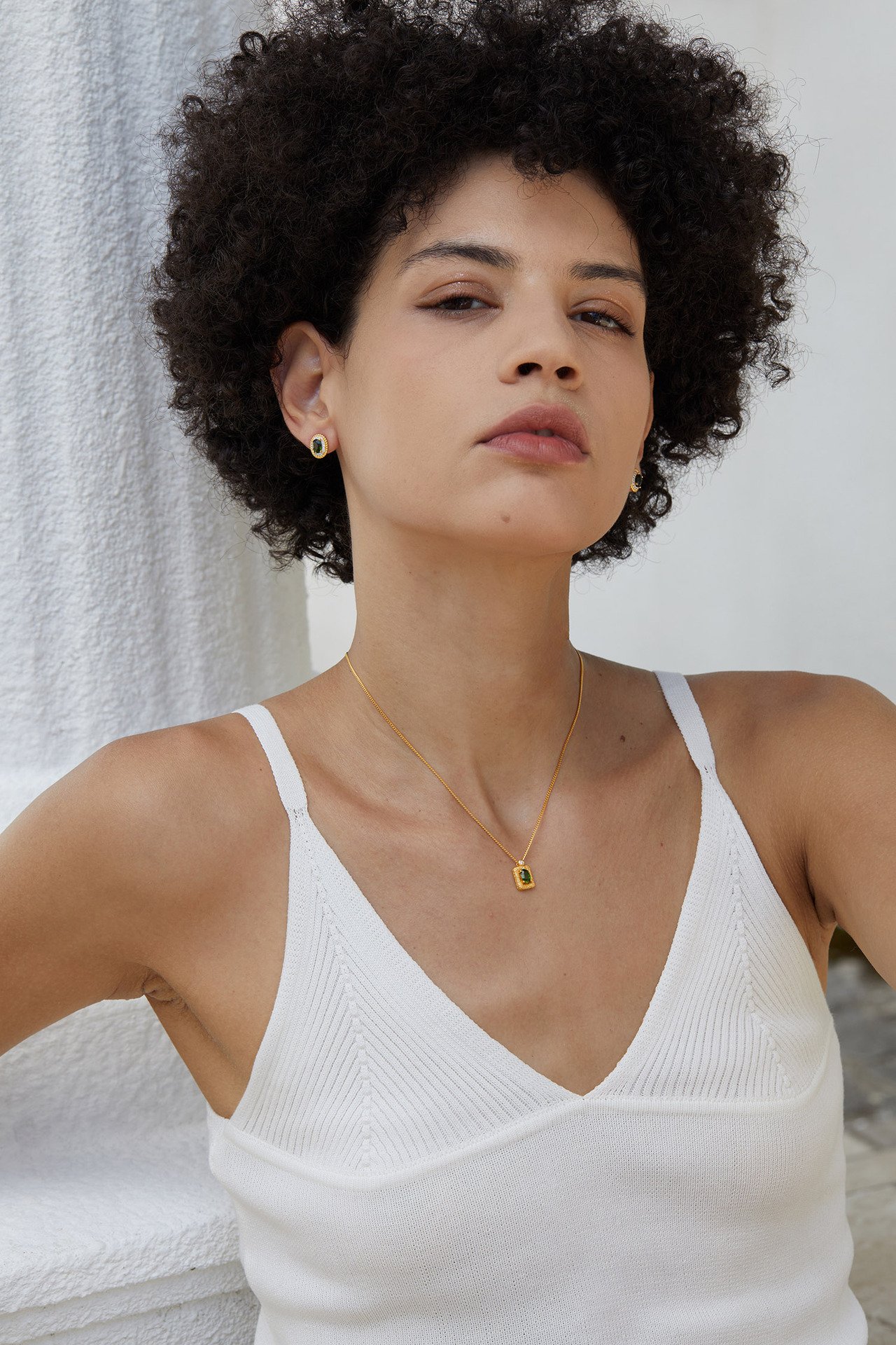 minimalist-diopside-necklace-woman-white-shirt-outfit Woman in plain white shirt wearing minimalist S925 silver square diopside gold plated clavicle necklace
