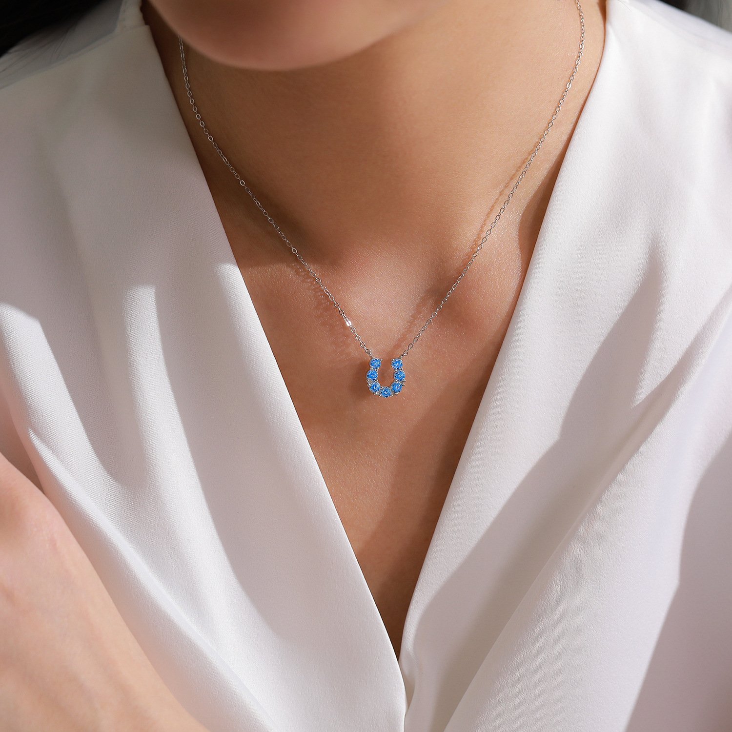Daily wear minimalist horseshoe necklace, elegant blue zircon clavicle chain for ladies