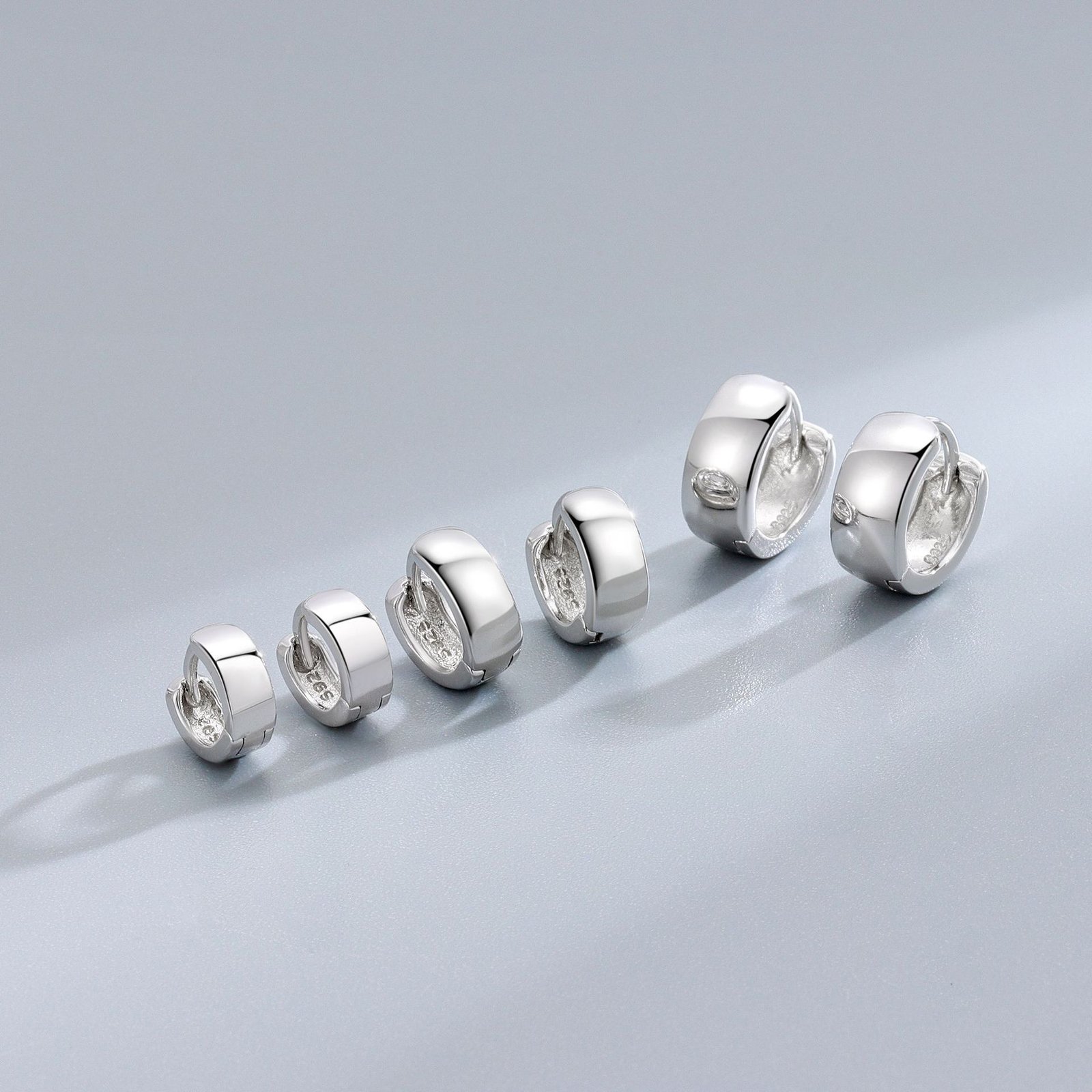 Snap lock closure structure demonstration of SYMARA polished plain silver huggie earrings, easy wear anti-drop buckle craft