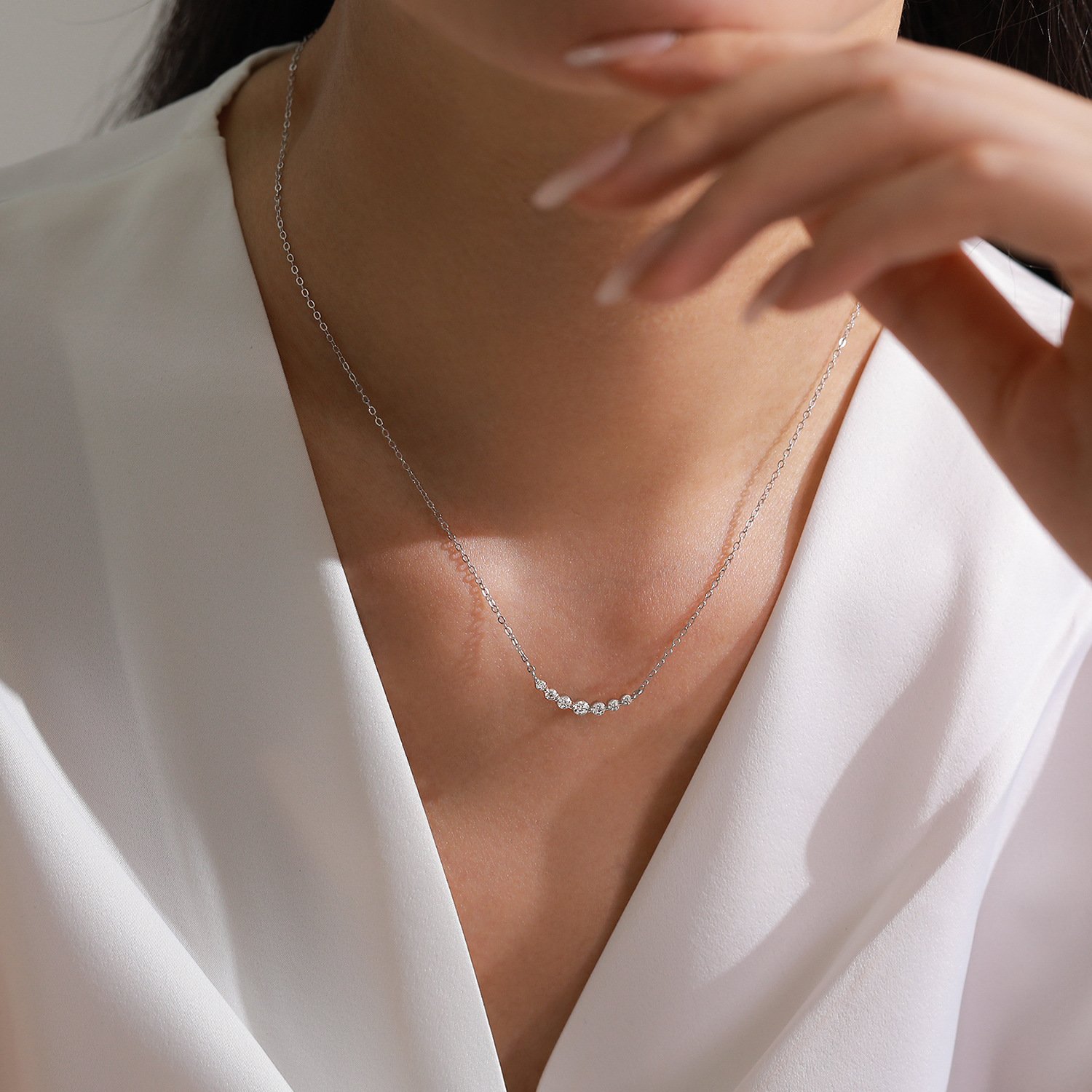 Daily wear minimalist smiling necklace, elegant lined zircon clavicle chain for ladies