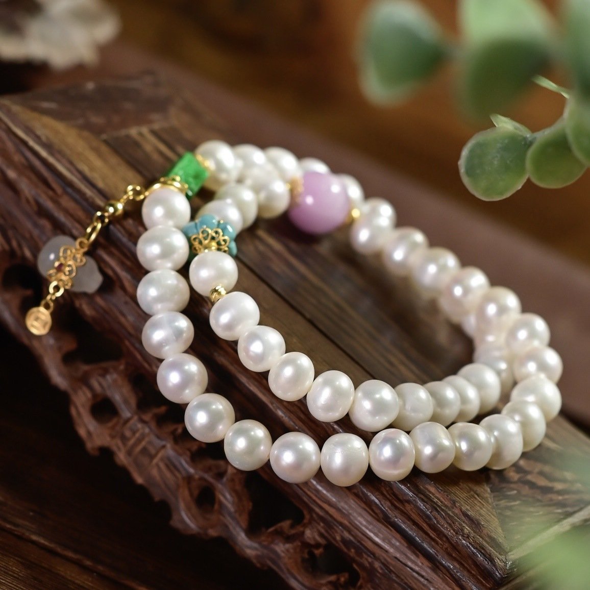 Close‑up of 7‑8mm natural freshwater pearls for chinese‑style double‑loop bracelet
