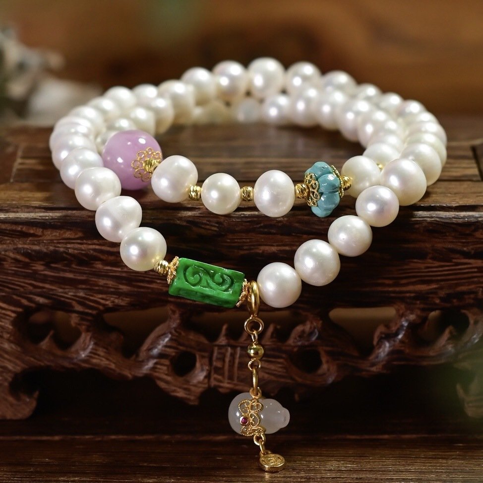 Close‑up of 7‑8mm natural freshwater pearls for chinese‑style double‑loop bracelet