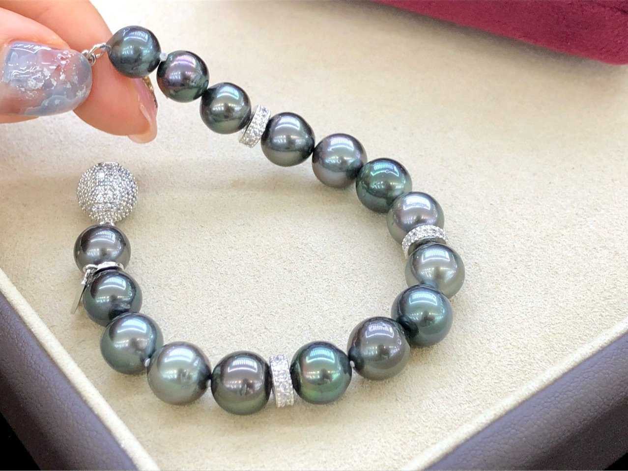 Angled shot showing starry shimmer effect of 8‑9mm tahitian‑tone freshwater pearl bracelet