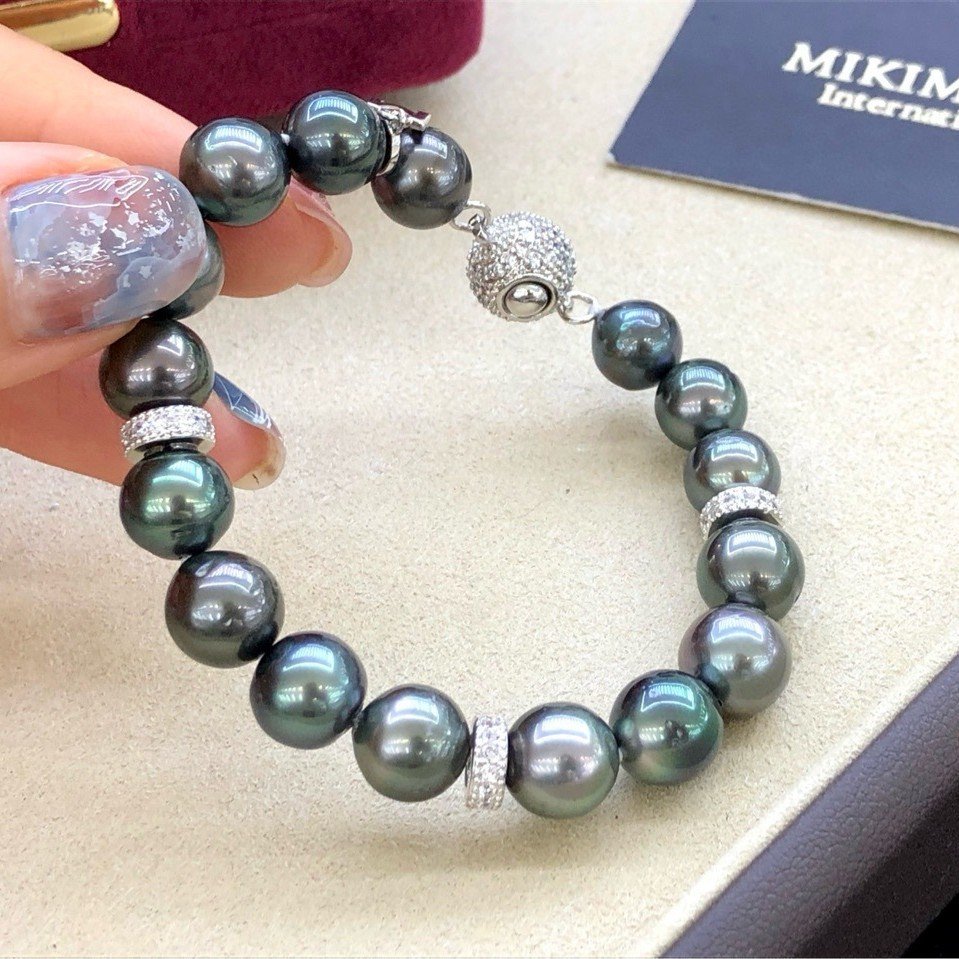 Angled shot showing starry shimmer effect of 8‑9mm tahitian‑tone freshwater pearl bracelet