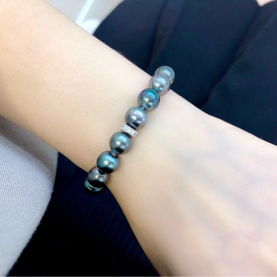 Woman wearing 8‑9mm tahitian tone freshwater pearl bracelet for banquet and formal occasion styling